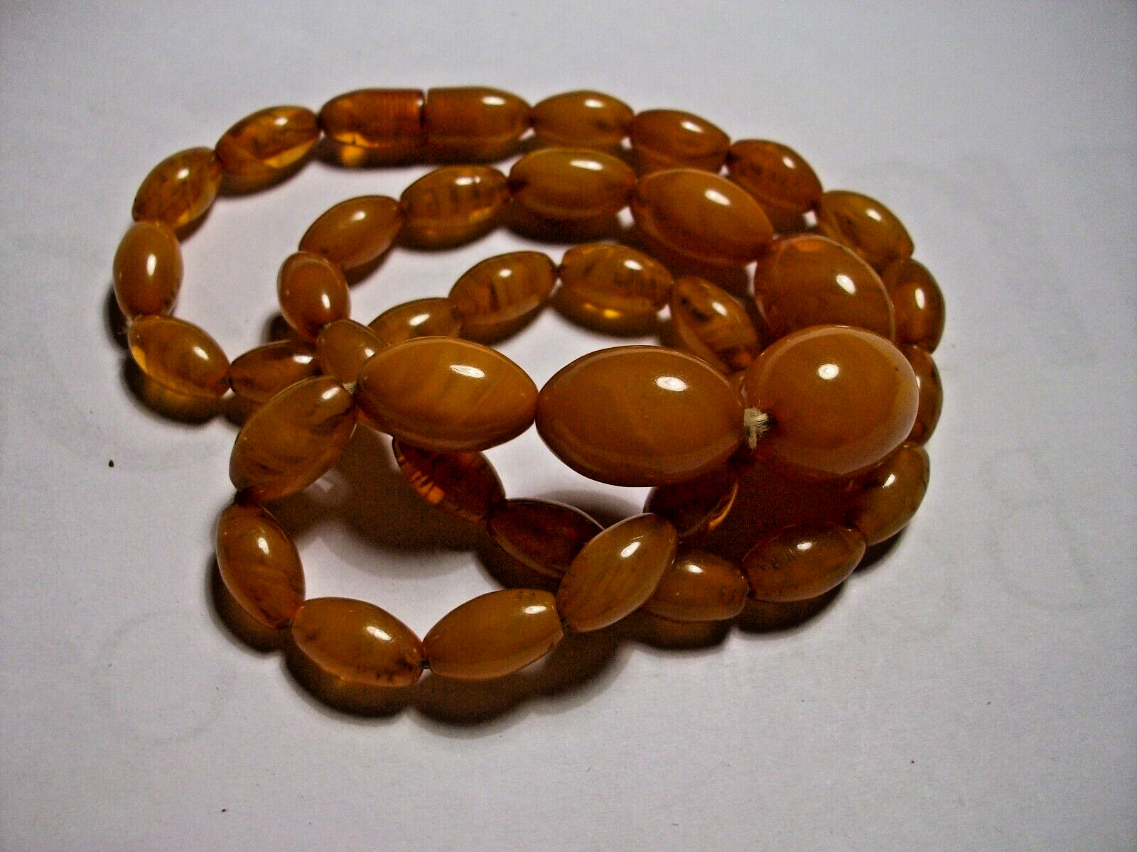 AMBER BAKELITE YELLOW/BROWN TRANSLUCENT VEINED OVAL GRADUATED BEADS NECKLACE