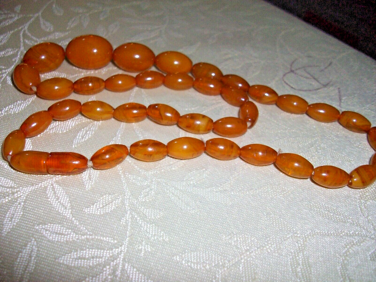 AMBER BAKELITE YELLOW/BROWN TRANSLUCENT VEINED OVAL GRADUATED BEADS NECKLACE