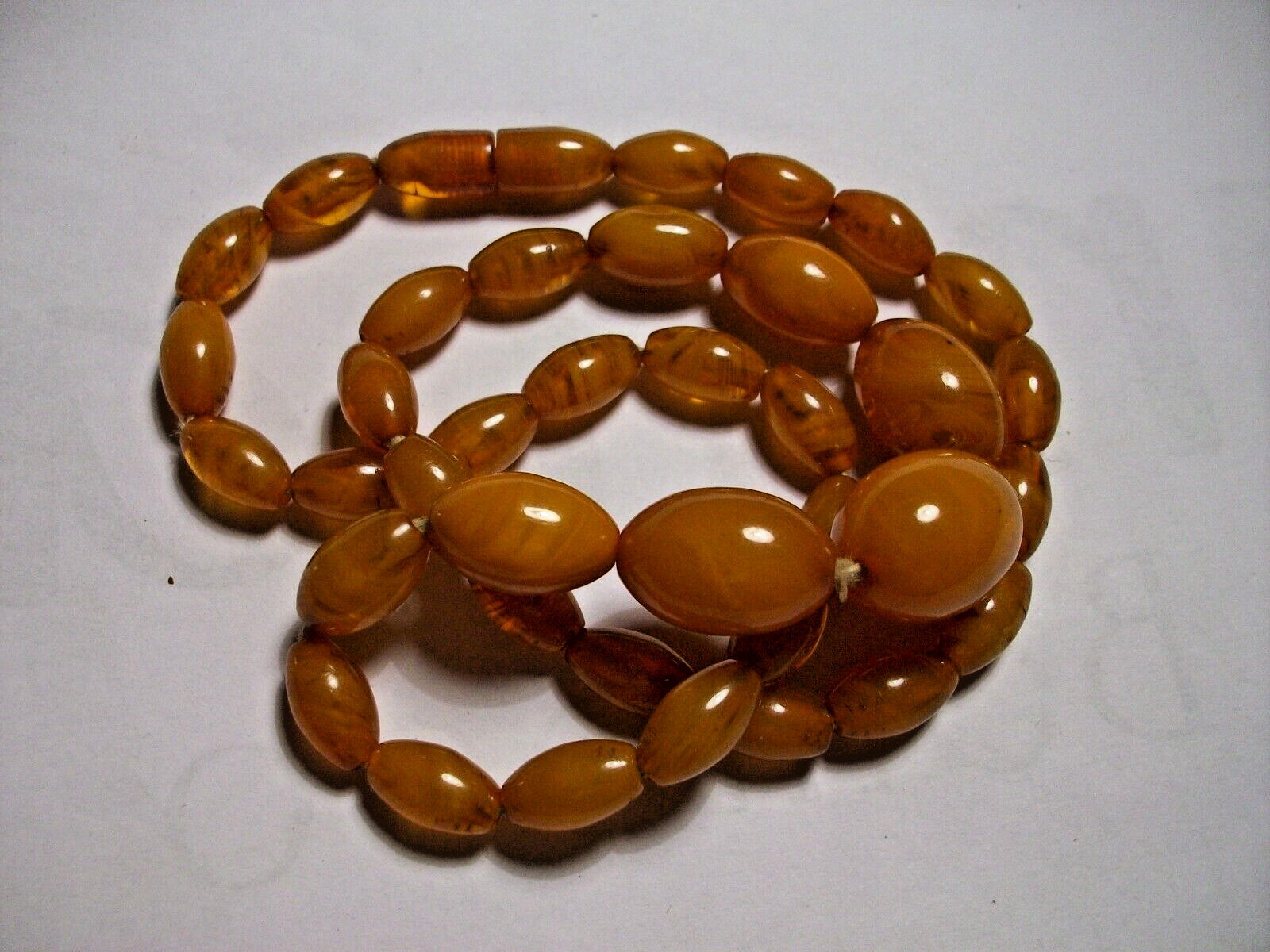 AMBER BAKELITE YELLOW/BROWN TRANSLUCENT VEINED OVAL GRADUATED BEADS NECKLACE