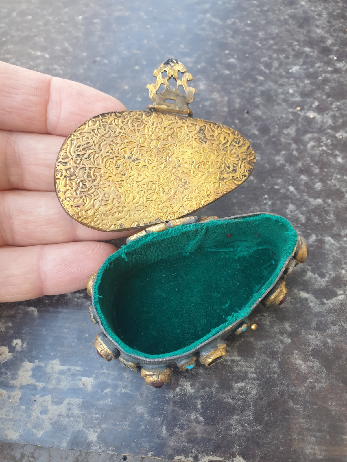 Islamic box with verses written on natural stone