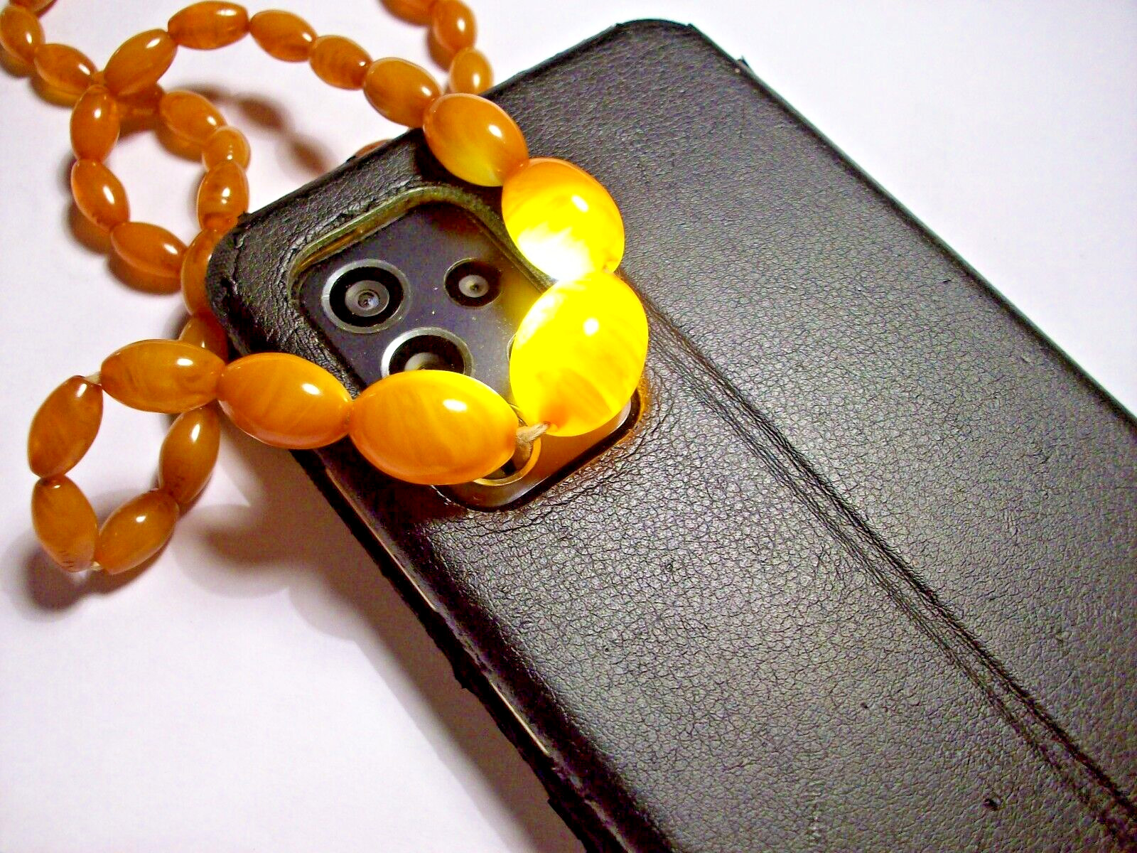 AMBER BAKELITE YELLOW/BROWN TRANSLUCENT VEINED OVAL GRADUATED BEADS NECKLACE