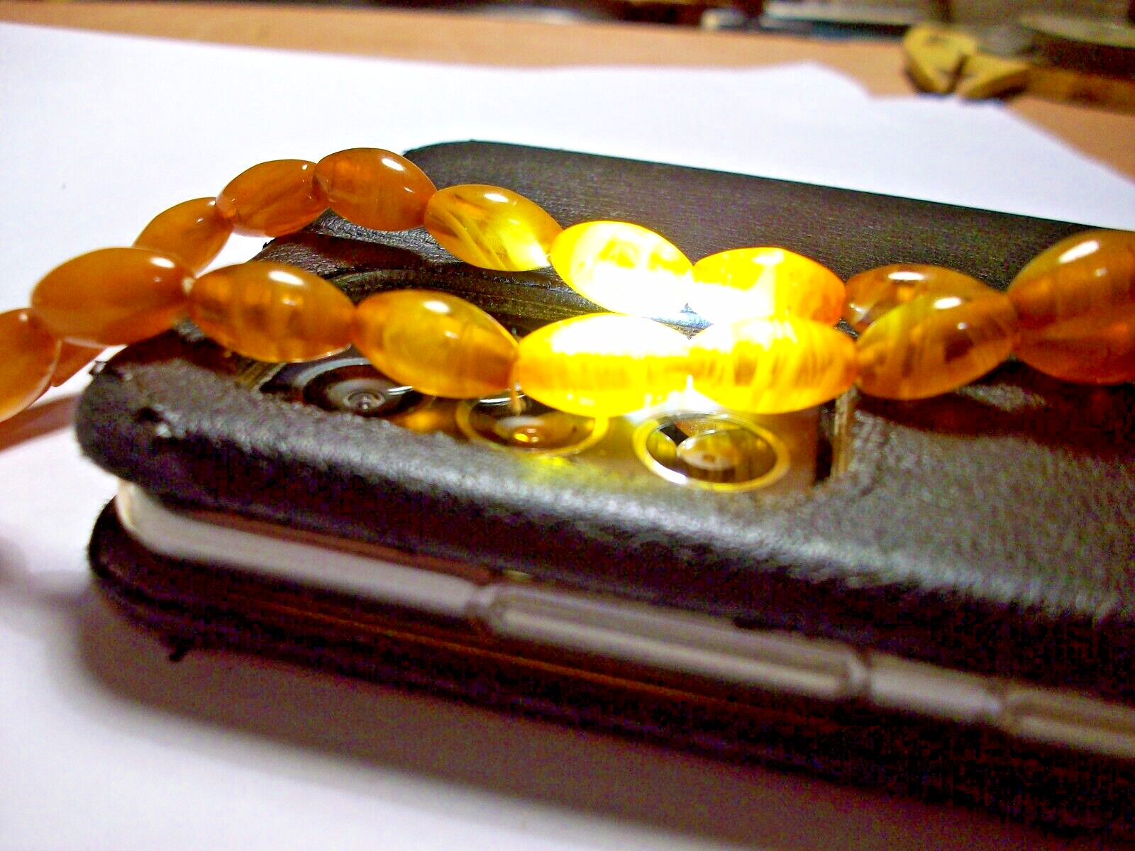AMBER BAKELITE YELLOW/BROWN TRANSLUCENT VEINED OVAL GRADUATED BEADS NECKLACE