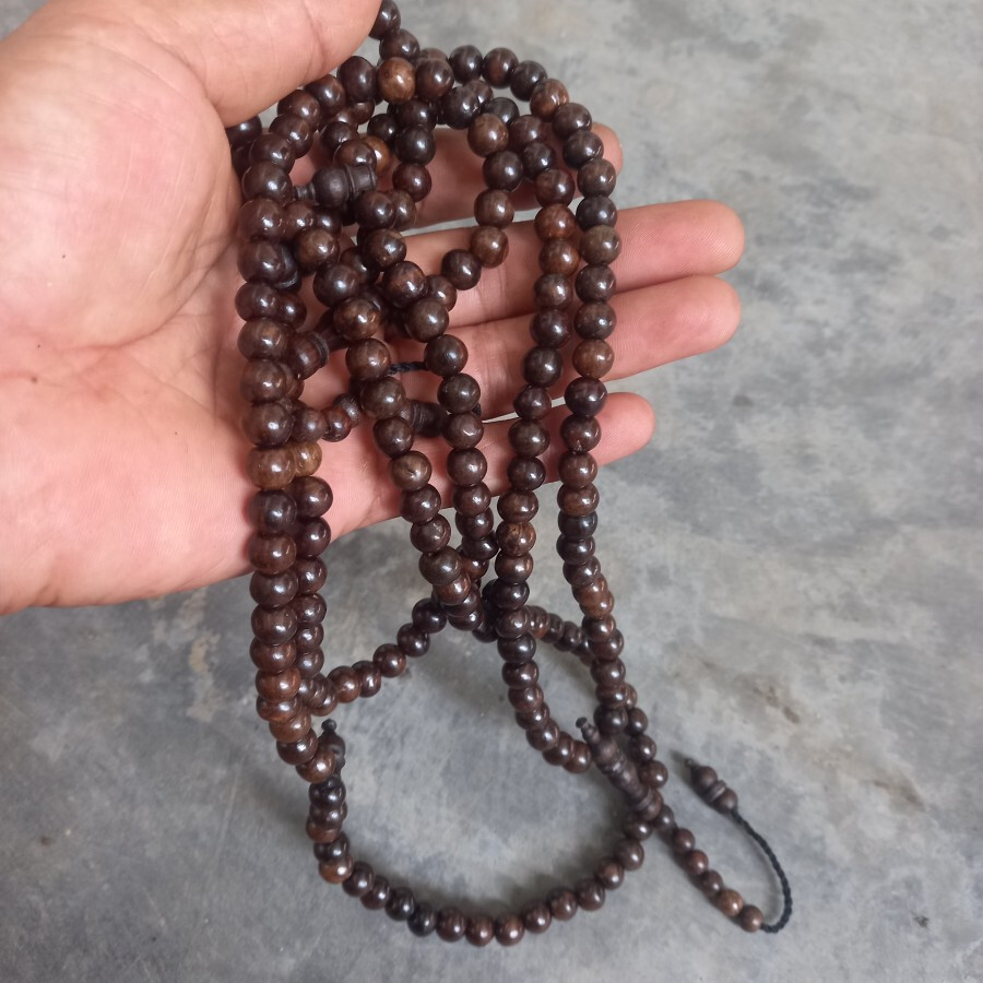 Agarwood prayer beads contain 165 grains of 8mm