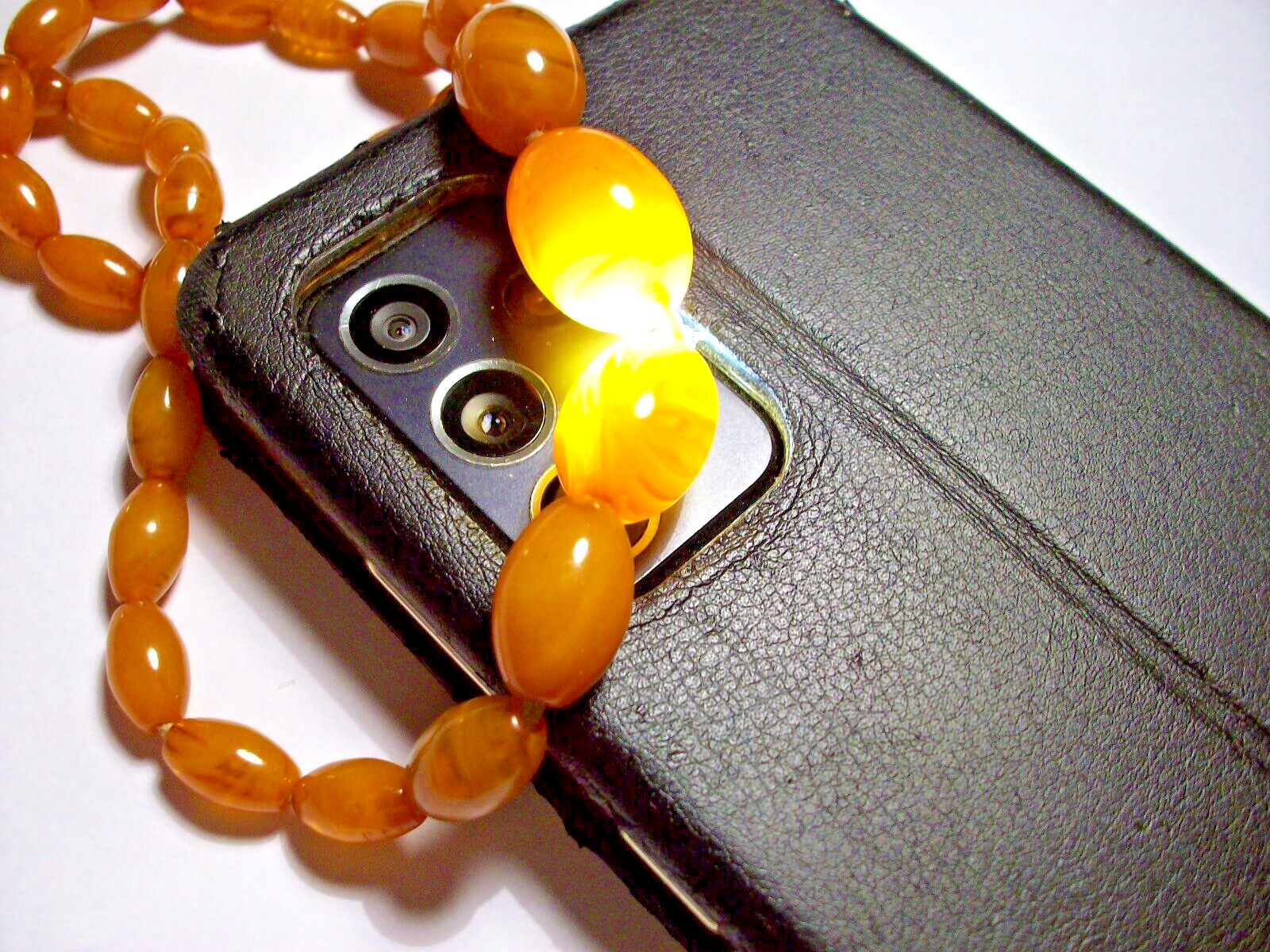 AMBER BAKELITE YELLOW/BROWN TRANSLUCENT VEINED OVAL GRADUATED BEADS NECKLACE