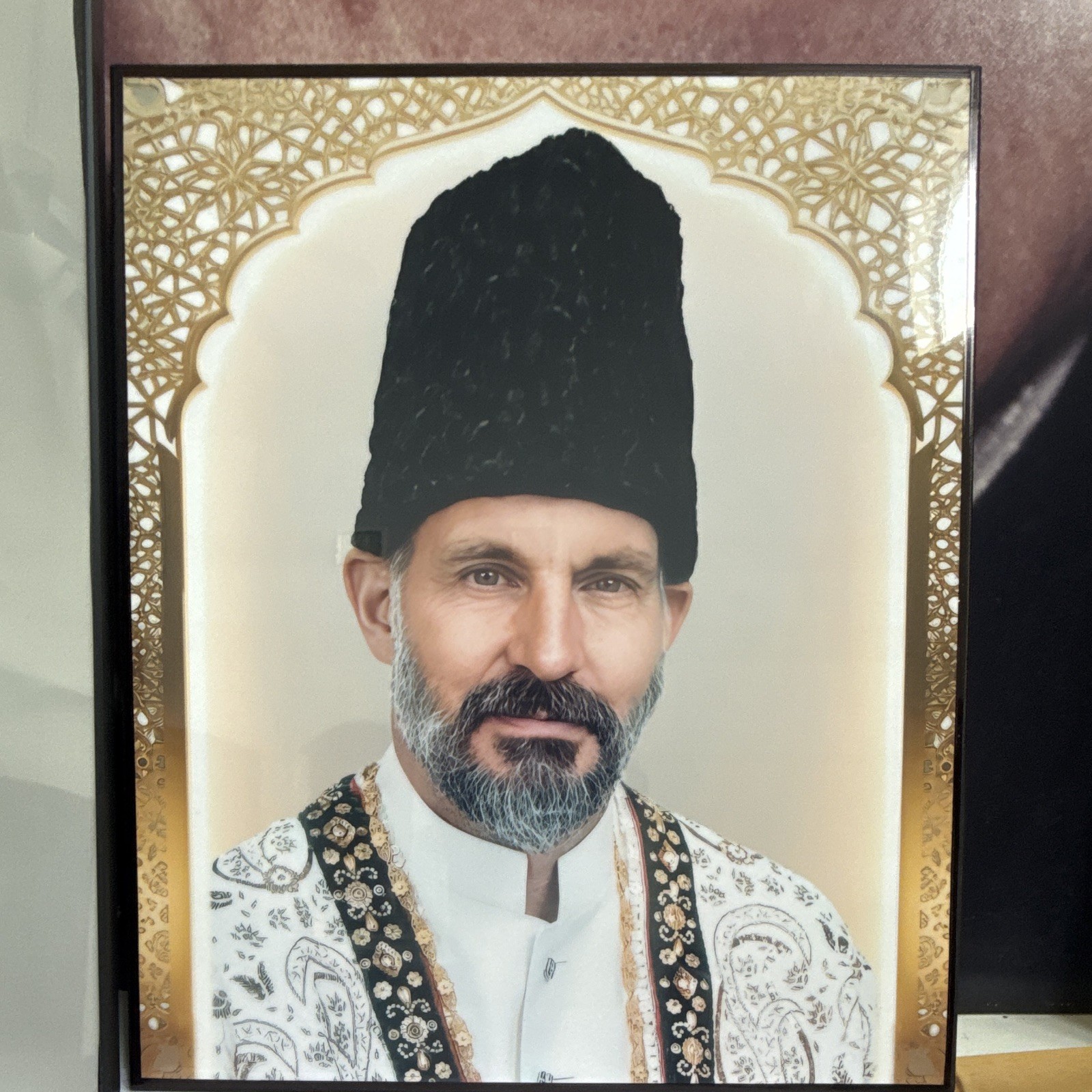 Islamic Framed Portrait Print – Decorative Border, Traditional Attire