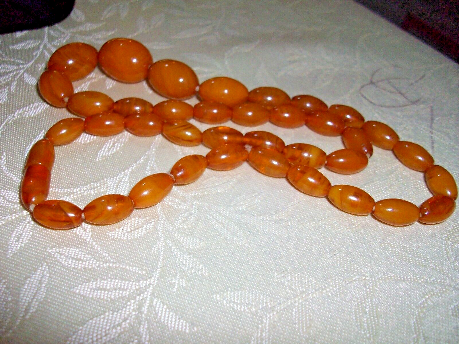 AMBER BAKELITE YELLOW/BROWN TRANSLUCENT VEINED OVAL GRADUATED BEADS NECKLACE