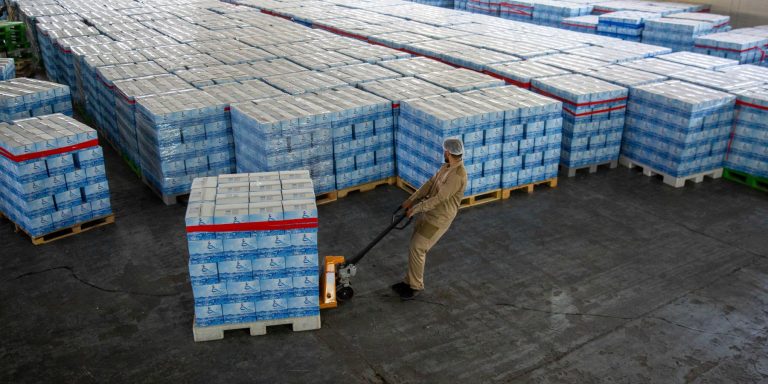 حرم مقدس امیرالمؤمنینؑ کی جانب سے اربعین زائرین کو ایک ملین سے زائد پیکٹ پانی کی تقسیم