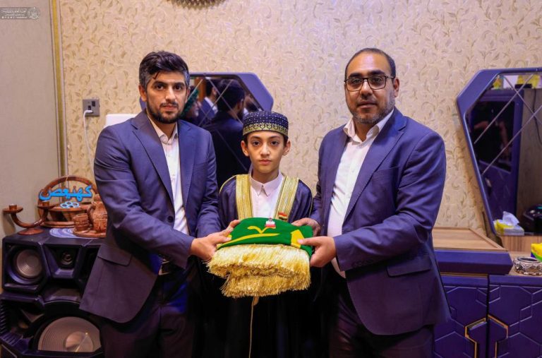 حرم مقدس امیرالمؤمنین کی جانب سے عالمی قرآنی مقابلے میں پہلی پوزیشن حاصل کرنے والے طالبعلم کو اعزاز