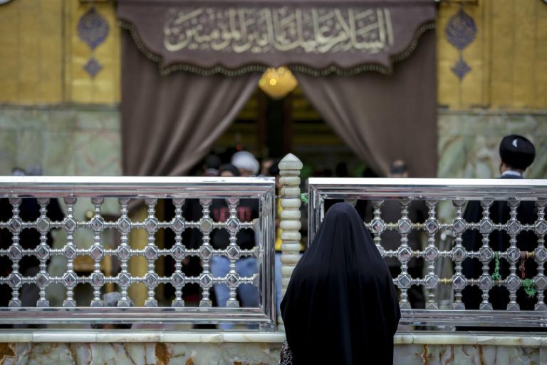 توسل اور امید کے ذریعے امیرالمؤمنینؑ سے شفا حاصل کرنے والی نیک سیرت بڑھیا