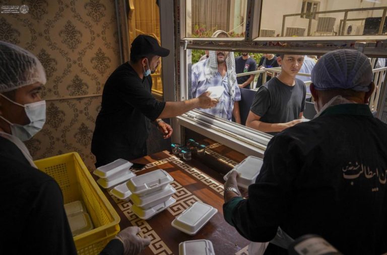 حرم مقدس امیرالمؤمنین علیہ‌السلام کی جانب سے زائرین اربعین کی میزبانی کا سلسلہ جاری