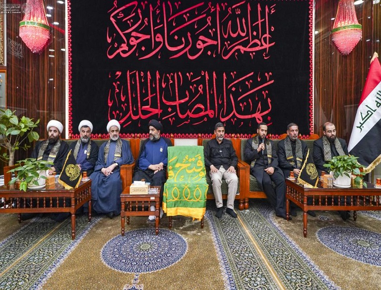 حرم مقدس امیرالمؤمنین علیہ‌السلام کو حرم مقدس امام رضا علیہ‌السلام کا پرچم ہدیہ