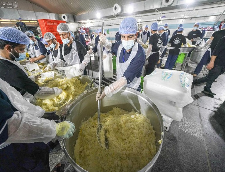 حرم مقدس امیرالمؤمنین علیہ‌السلام کی جانب سے اربعین زائرین کے درمیان روزانہ 350 ہزار کھانے تقسیم