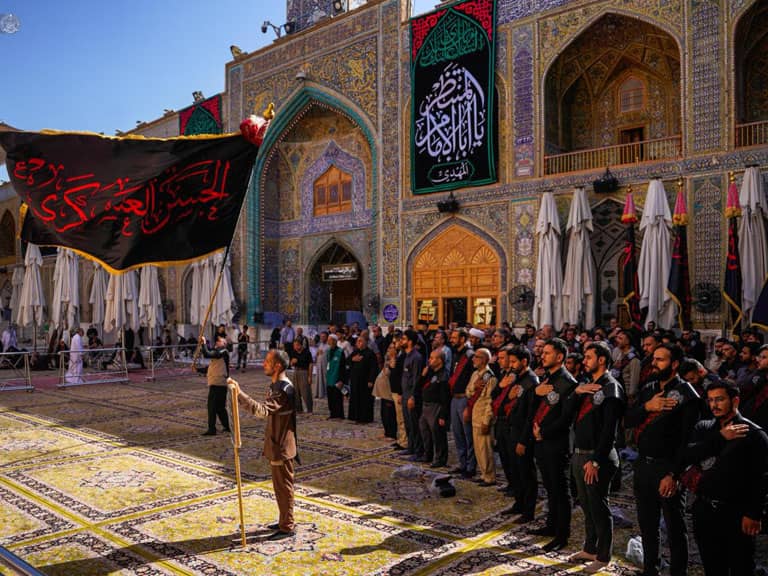 حرم مقدس امیرالمؤمنین علیہ السلام کے خادمین کا امام حسن عسکریؑ کے یوم شہادت پر جلوسِ عزا