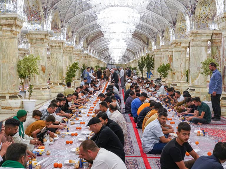 حرم مقدس امیرالمؤمنین علیہ السلام کے حضرت زہرا سلام اللہ علیہا کے شبستان میں جشن میلاد رسول اکرم