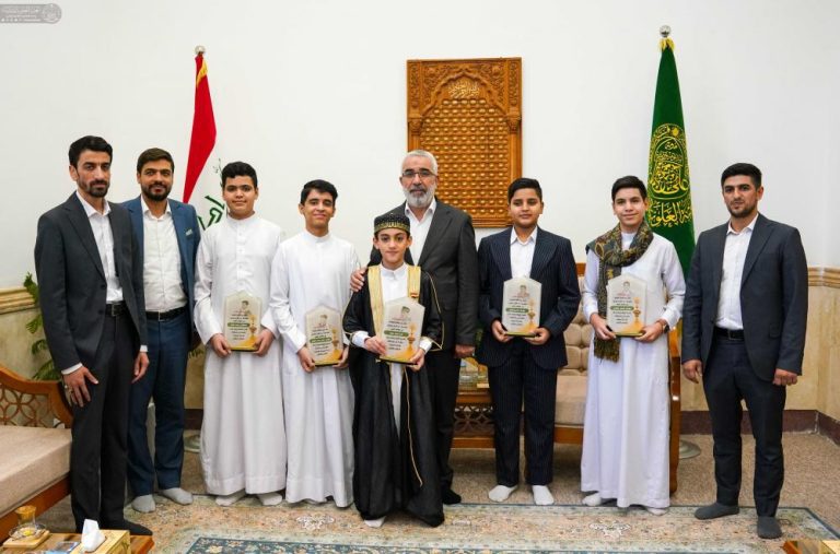 حرم مقدس امیرالمؤمنین علیہ‌السلام کی قرآنی اور حسینی مدح ‌سرائی مقابلوں کے ممتاز طلبہ کی حوصلہ افزائی 