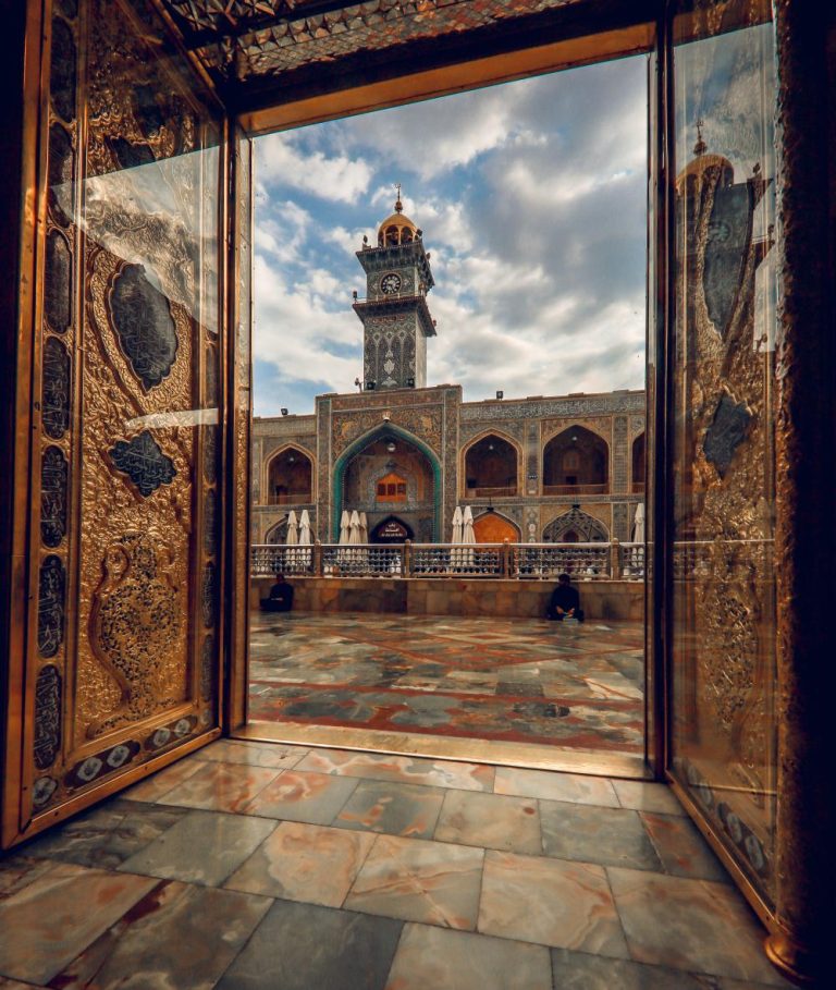 دیر رات پہنچنے والے زائرین کے لیے حرم کے دروازے کھل جانا!