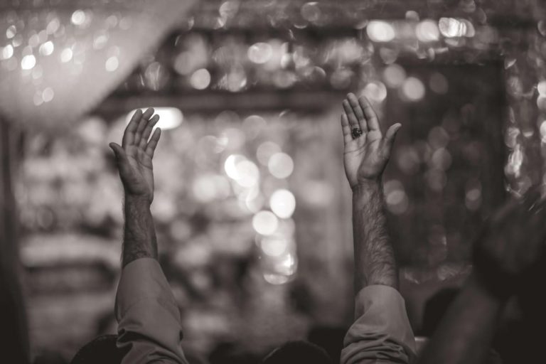 عراق میں عزاداری پر پابندی اور زائرین پر امیرالمؤمنین علیہ‌السلام کا کرم