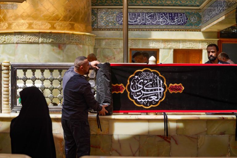 حرم مقدس امیرالمؤمنینؑ میں امام حسن عسکریؑ کی شہادت کی مناسبت سے کتیبے نصب