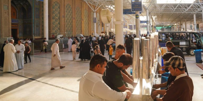 حرم مقدس امیرالمؤمنین علیہ‌السلام کی زائرین کے لیے روزانہ دو ملین لیٹر ٹھنڈے اور صاف پانی کی فراہمی