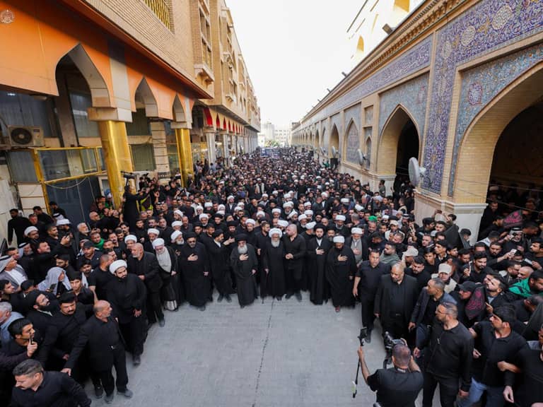 نجف کے علماء اور طلاب کا حضرت فاطمہ زہرا سلام‌اللہ‌علیہا کی شہادت پر  جلوس عزا