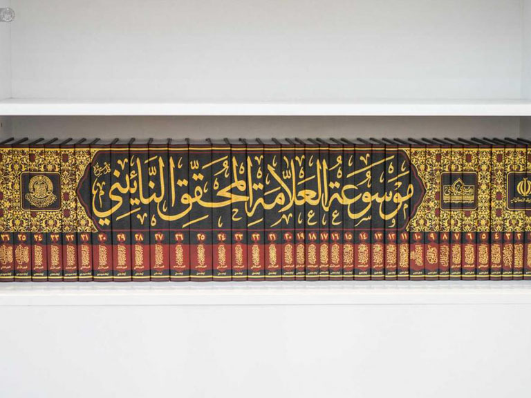 علامہ نائینی کے بڑے علمی مجموعے کی رونمائی اور حرم مقدس امیرالمؤمنین علیہ‌السلام کا پرچم حوزہ علمیہ قم کو ہدیہ