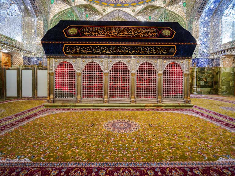 حضرت فاطمہ زہرا سلام‌اللہ‌علیہا کے ایامِ شہادت میں ضریح مطہر امیرالمؤمنین علیہ‌السلام سیاہ پوش